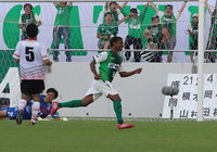 【明治安田Ｊ３ 第16節 盛岡vs相模原】2試合連続ゴールとなる追加点を決めたレオジーニョ（相模原）（1/2）