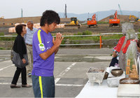 【2015JPFAサッカースクールin南三陸】東日本大震災で被災された方の冥福を祈り、手を合わせる佐藤（11/11）