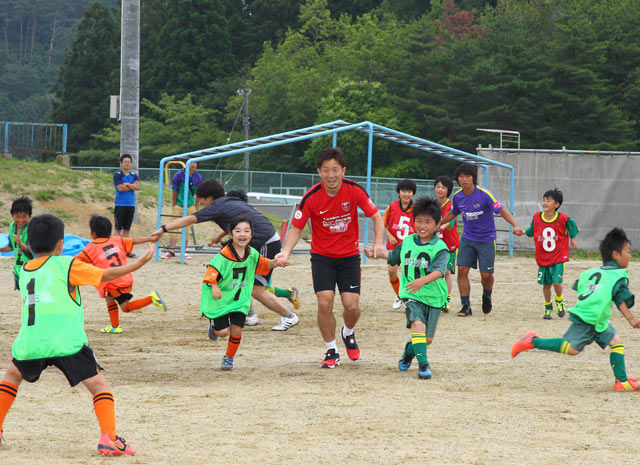 【2015JPFAサッカースクールin南三陸】笑顔で子供たちとふれあう宇賀神（1/11）