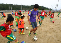 【2015JPFAサッカースクールin南三陸】子供たちにドリブルを披露する千葉（3/11）