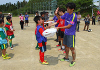 【2015JPFAサッカースクールin南三陸】練習後には子供たちに記念品が贈られた（6/11）