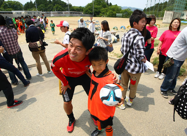 【2015JPFAサッカースクールin南三陸】子供と記念撮影する武藤（8/11）