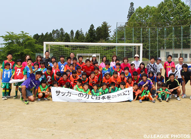 【2015JPFAサッカースクールin南三陸】最後に参加者全員と記念撮影（9/11）