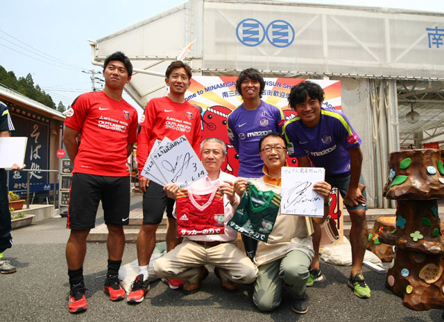 【2015JPFAサッカースクールin南三陸】選手たちは近隣の南三陸さんさん商店街も訪れた（10/11）