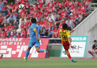 【明治安田Ｊ２ 第18節 北九州vs熊本】ループシュートでこの試合2点目を決めた原（北九州）（2/3）