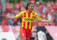 【明治安田Ｊ２ 第18節 北九州vs熊本】ドリブル突破から先制ゴールを挙げた原（北九州）（1/3）