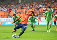 【明治安田Ｊ３ 第16節 長野vs鳥取】先制のPKを決めた勝又（長野）（1/2）