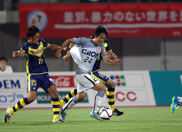 【明治安田Ｊ２ 第18節 群馬vs岡山】ドリブルで強引に突破する矢島（岡山）（3/３）