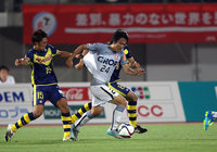 【明治安田Ｊ２ 第18節 群馬vs岡山】ドリブルで強引に突破する矢島（岡山）（3/３）