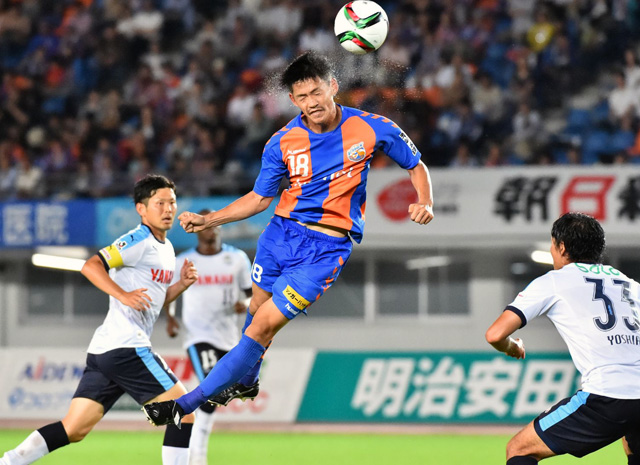 【明治安田Ｊ２ 第18節 長崎vs磐田】ヘディングでゴールを狙った佐藤（長崎）（2/３）