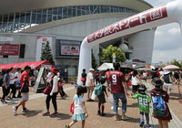 【明治安田Ｊ１ １ｓｔ 第16節 神戸vs浦和】ノエスタで人気のスタ飯ストリートに集うファン・サポーター（2/35）