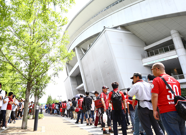【明治安田Ｊ１ １ｓｔ 第16節 神戸vs浦和】開場を待ちわびるファン・サポーター（3/35）