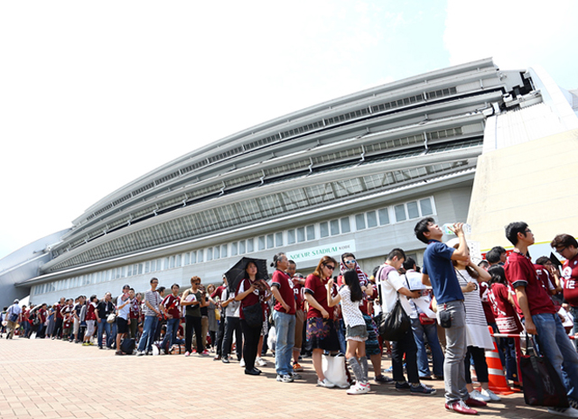 【明治安田Ｊ１ １ｓｔ 第16節 神戸vs浦和】開場を待ちわびるファン・サポーター（5/35）