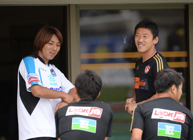 【明治安田Ｊ１ １ｓｔ 第16節 Ｇ大阪vs仙台】古巣仙台の鎌田(右)と談笑する赤嶺（Ｇ大阪）（5/15）