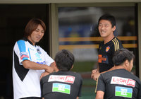 【明治安田Ｊ１ １ｓｔ 第16節 Ｇ大阪vs仙台】古巣仙台の鎌田(右)と談笑する赤嶺（Ｇ大阪）（5/15）