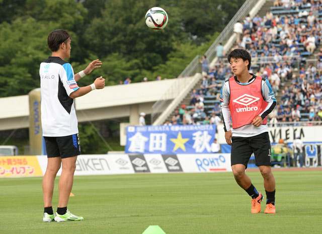 【明治安田Ｊ１ １ｓｔ 第16節 Ｇ大阪vs仙台】宇佐美(左)とアップする初スタメンの堂安（Ｇ大阪）（6/15）