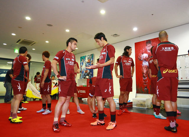 【明治安田Ｊ１ １ｓｔ 第16節 神戸vs浦和】試合前練習を待つ神戸の選手たち（14/35）