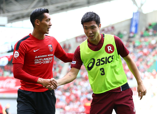【明治安田Ｊ１ １ｓｔ 第16節 神戸vs浦和】健闘を称えあう槙野（浦和）と岩波（神戸）（19/35）