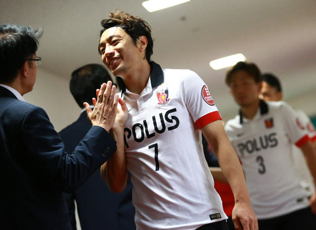 【明治安田Ｊ１ １ｓｔ 第16節 神戸vs浦和】試合開始前、ハイタッチをする梅崎（浦和）（21/35）