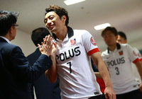 【明治安田Ｊ１ １ｓｔ 第16節 神戸vs浦和】試合開始前、ハイタッチをする梅崎（浦和）（21/35）