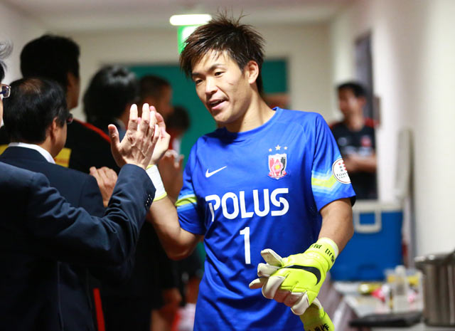 【明治安田Ｊ１ １ｓｔ 第16節 神戸vs浦和】試合開始前、ハイタッチをする西川（浦和）（22/35）