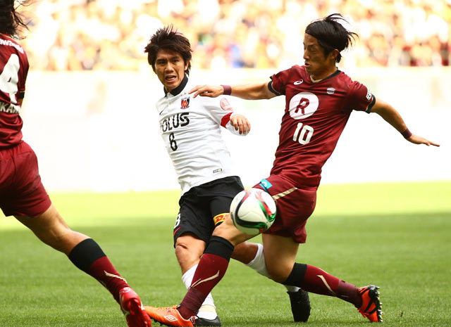 【明治安田Ｊ１ １ｓｔ 第16節 神戸vs浦和】競り合う柏木（浦和）と森岡（神戸）（26/35）