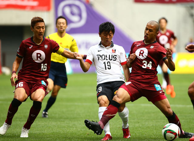 【明治安田Ｊ１ １ｓｔ 第16節 神戸vs浦和】競り合う武藤（浦和）、ブエノ（神戸）、チョン ウヨン（神戸）（29/35）