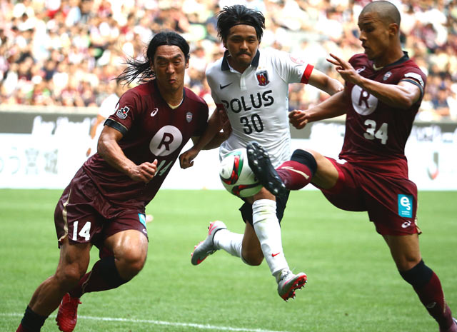 【明治安田Ｊ１ １ｓｔ 第16節 神戸vs浦和】神戸守備陣に挟まれる興梠（浦和）（27/35）