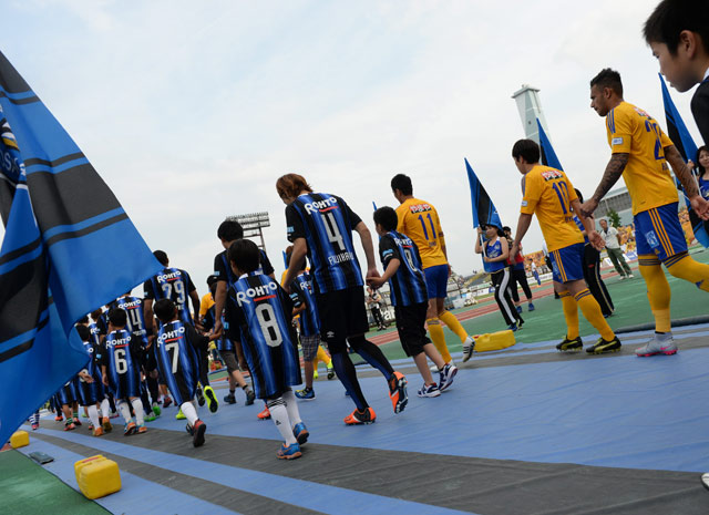 【明治安田Ｊ１ １ｓｔ 第16節 Ｇ大阪vs仙台】ピッチに入場する両チームの選手たち（7/15）