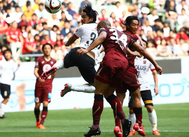 【明治安田Ｊ１ １ｓｔ 第16節 神戸vs浦和】神戸守備陣が寄せるも興梠のヘディング（28/35）