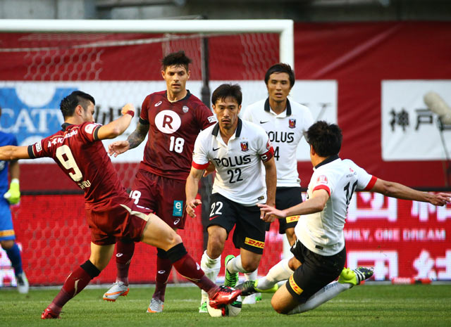 【明治安田Ｊ１ １ｓｔ 第16節 神戸vs浦和】激しく競り合う両チームの選手たち（34/35）