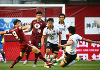 【明治安田Ｊ１ １ｓｔ 第16節 神戸vs浦和】激しく競り合う両チームの選手たち（34/35）