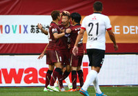 【明治安田Ｊ１ １ｓｔ 第16節 神戸vs浦和】後半39分、同点ゴールをあげて祝福される渡邉（神戸）（35/35）