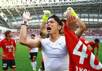 【明治安田Ｊ１ １ｓｔ 優勝セレモニー】ファン・サポーターの声援に応える森脇（浦和）（5/10）