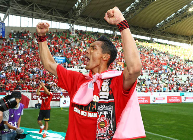 【明治安田Ｊ１ １ｓｔ 優勝セレモニー】歓喜の雄たけびを上げる槙野（浦和）（6/10）