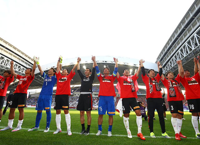 【明治安田Ｊ１ １ｓｔ 優勝セレモニー】ファン・サポーターと凱歌をあげる浦和の選手たち（9/10）