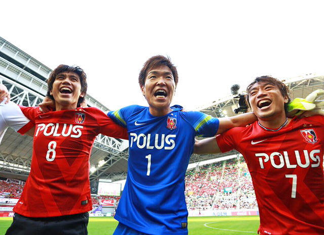 【明治安田Ｊ１ １ｓｔ 優勝セレモニー】喜びを爆発させる柏木、西川、梅崎（浦和）（7/10）