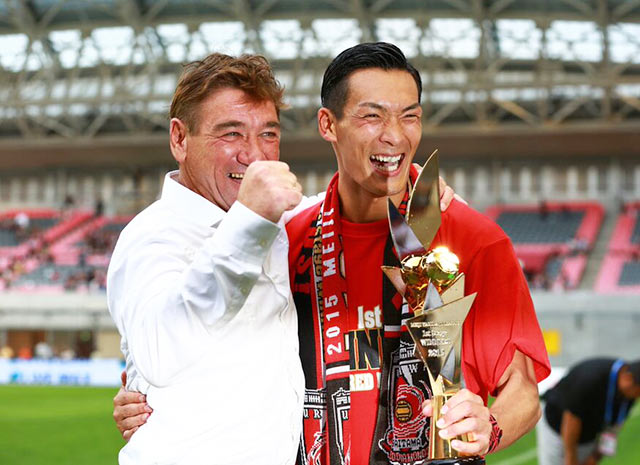 【明治安田Ｊ１ １ｓｔ 優勝セレモニー】ステージ優勝を飾り、槙野と共に笑顔を見せるペトロヴィッチ監督（浦和）（8/10）