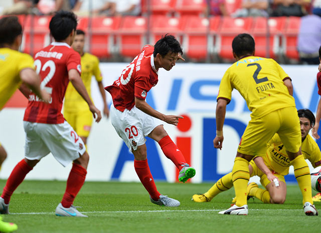 【明治安田Ｊ１ １ｓｔ 第16節 名古屋vs柏】果敢にシュートを放つ矢田（名古屋）（2/5）