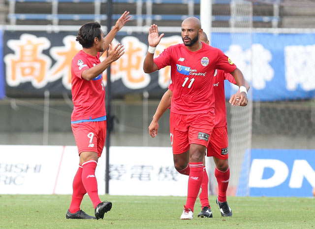 【明治安田Ｊ１ １ｓｔ 第16節 広島vs山形】一矢報いるゴールを決めた中島（山形 #9）とアシストしたディエゴ（#11）（4/5）