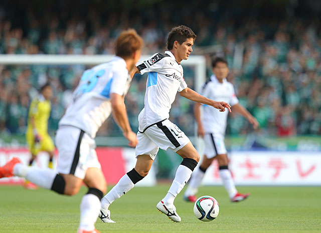 【明治安田Ｊ１ １ｓｔ 第16節 川崎Ｆvs松本】鮮やかな追加点を決めたエウシーニョ（川崎Ｆ）（3/5）