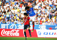 【明治安田Ｊ１ １ｓｔ 第16節 横浜FMvs鹿島】柴崎（鹿島）にヘディングで競り勝つ中澤（横浜FM）（3/5）