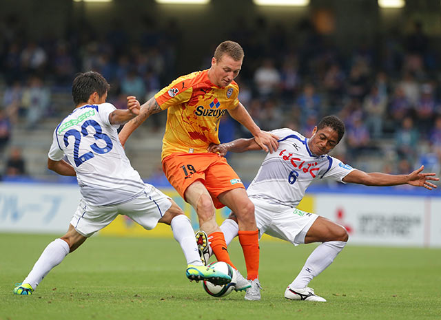 【明治安田Ｊ１ １ｓｔ 第16節 清水vs甲府】タイトなマークを受けるミッチェル デューク（清水）（5/5）