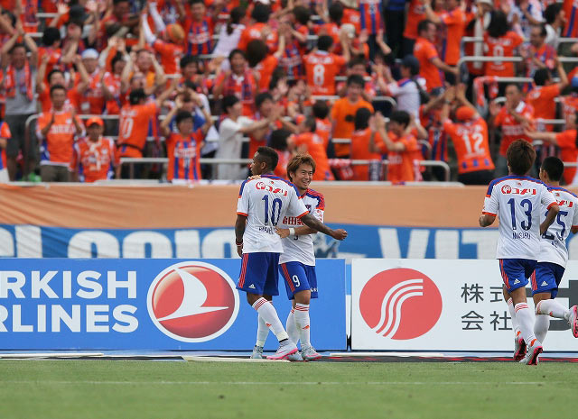 【明治安田Ｊ１ １ｓｔ 第16節 湘南vs新潟】共にゴールを決めたラファエル シルバ（新潟 #10）と山崎（#9）（3/5）