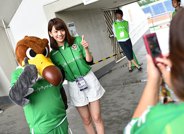 【2015年6月21日 東京Ｖvs熊本】ヴェルディ君と一緒に笑顔を見せる佐藤美希さん（10/10）