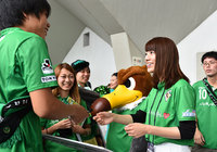 【2015年6月21日 東京Ｖvs熊本】ファン・サポーターと談笑する佐藤美希さん（9/10）