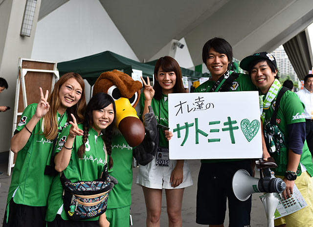 【2015年6月21日 東京Ｖvs熊本】自作ボードを持つファン・サポーターと交流する佐藤美希さん（8/10）