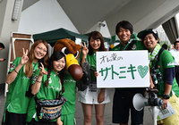 【2015年6月21日 東京Ｖvs熊本】自作ボードを持つファン・サポーターと交流する佐藤美希さん（8/10）