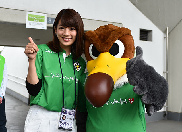 【2015年6月21日 東京Ｖvs熊本】ヴェルディ君とポーズを取る佐藤美希さん（7/10）