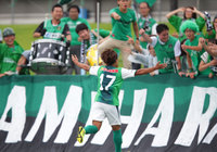 【明治安田Ｊ３ 第17節 相模原vs秋田】2ゴールを挙げ、ファン・サポーターの元へ駆け寄る飯田（相模原）（2/2）